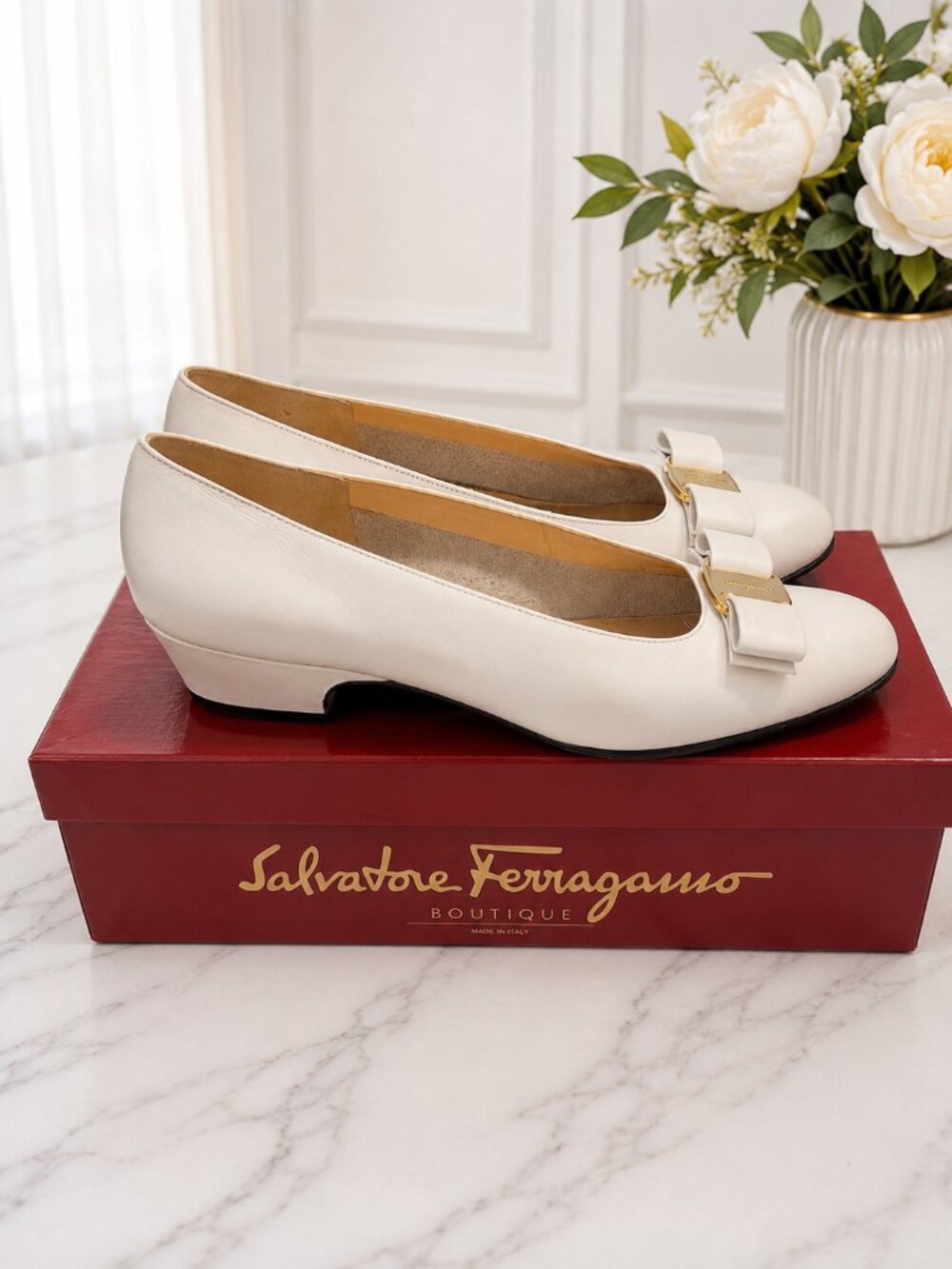 Salvatore Ferragamo Lillaz White Leather Bow Pumps Size 8B - Picture 2 of 4